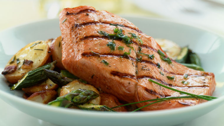 salmao-em-cama-de-batata-e-espargos